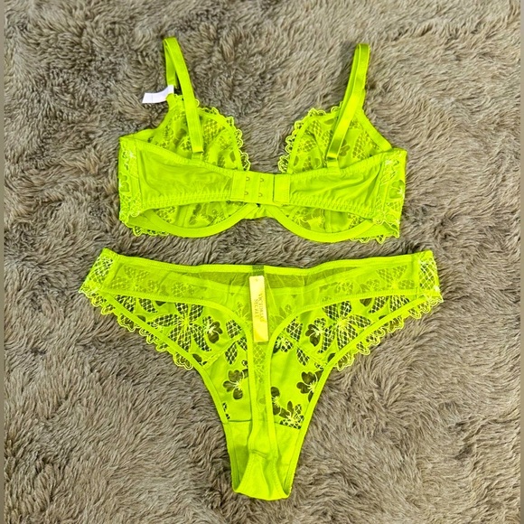 VS Lingerie Set 32DD - Picture 3 of 8